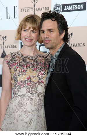 SANTA MONICA, CA - 26 FEB: Sunrise Coigney; Mark Ruffalo arriva presso il 2011 Film indipendente Spiri