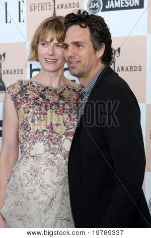 SANTA MONICA, CA - 26 FEB: Sunrise Coigney; Mark Ruffalo arriva presso il 2011 Film indipendente Spiri