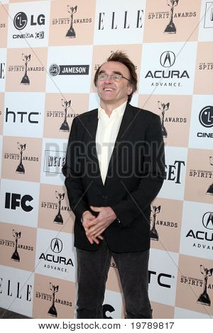 SANTA MONICA, CA - 26 de FEB: Danny Boyle llega en el 2011 Film Independent Spirit Awards en el ser