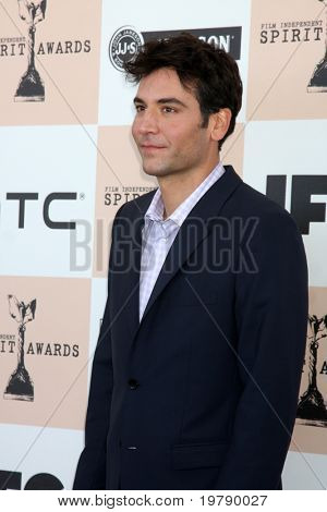 SANTA MONICA, CA - FEB 26: Josh Radnor dorazí na 2011 Film Independent Spirit Awards na B