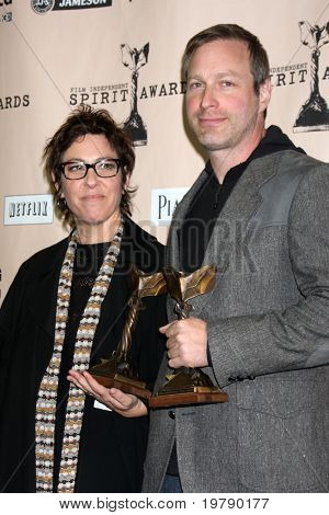 ซานตาโมนิกา CA - 26 feb: Lisa Cholodenko และ Stuart Blumberg ในห้องข่าวของ 2011 ภาพยนตร์ฉัน