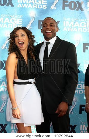 LOS ANGELES - 4 marzo: Dule Hill & moglie arrivando presso il quarantaduesimo NAACP Image Awards al santuario Auditoriu