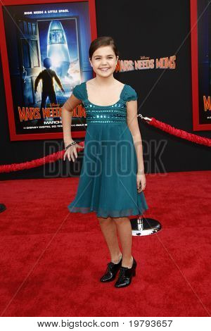 LOS ANGELES - 6 mars : Bailee Madison arrive à la première mondiale « Mars Needs Moms » vers El Capitan 