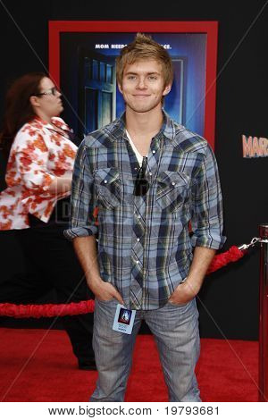 LOS ANGELES - 6 mars : Chris Brochu arrive à la première mondiale « Mars Needs Moms » El Capitan th