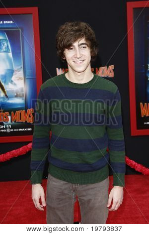 LOS ANGELES - 6. března: Vincent Martella dorazí na světovou premiéru 