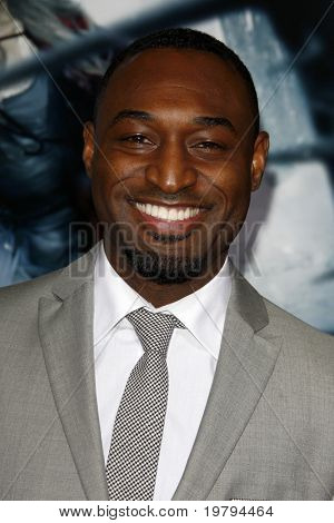 LOS ANGELES - MAR 7: Adrian Holmes przybywa na premierze 