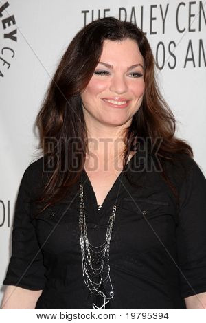 LOS ANGELES - 13 de MAR: Sera Gamble llega en el 2011 PaleyFest 