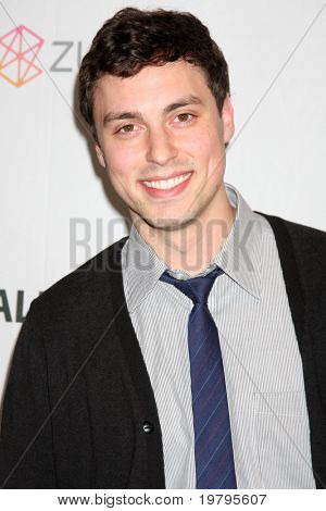LOS ANGELES - MAR 12: John Francis Daley dorazí na 