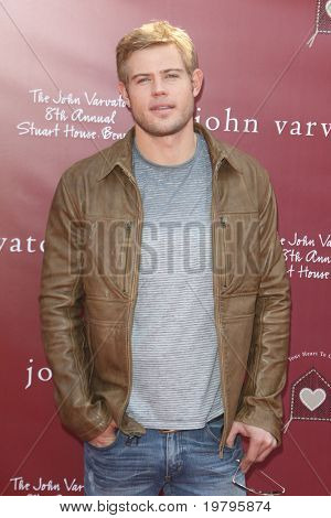 LOS ANGELES - 13 MAR: Trevor Donovan aankomen op het huis voordeel voor John Varvatos 8e jaarlijkse Stuart 