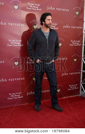 LOS ANGELES - MAR 13: David Schwimmer saapuu John Varvatos kahdeksas vuotuinen Stuart House hyöty