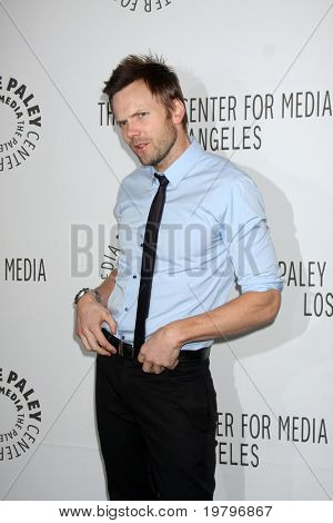 LOS ANGELES - MAR 15: Joel McHale arrivando presso la 