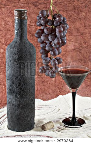 alte Flasche Wein mit einer vollständigen Becher Wein, Bund der Trauben und cork