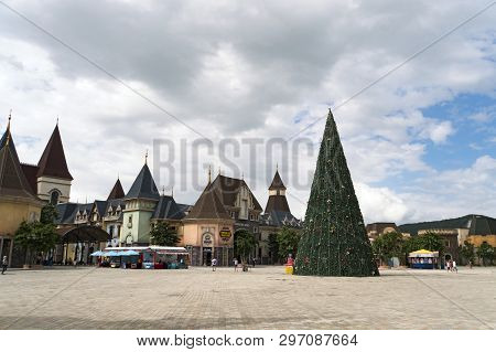 Vinpearl Resort, Nha Trang, Vietnam - 05.01.2019: Christmas Tree Stands On The Square In The Amuseme