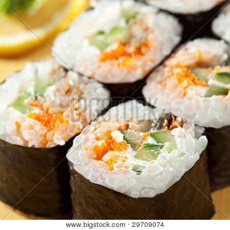 Dania kuchni japońskiej - Sushi Roll z węgorza, ogórek i Masago (Rybia ikra) wewnątrz. Nori poza