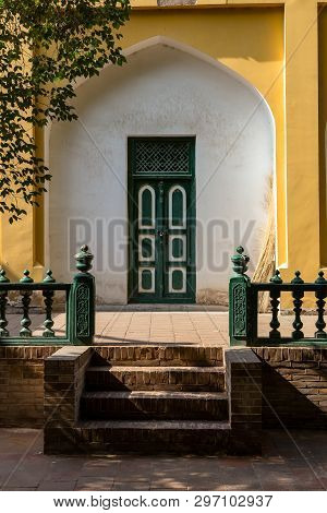 Kashgar, China: A Door In The Interiors Of Id Kah Mosque, The Most Famous Attractions In Kashgar. Bu