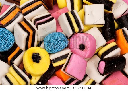 Différentes toutes sortes de bonbons dans une Pile