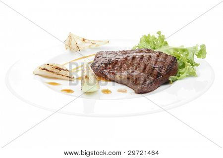 肉料理: ステーキ骨なし分離料理 ov にグリーン レタス サラダ ロースト オニオンと