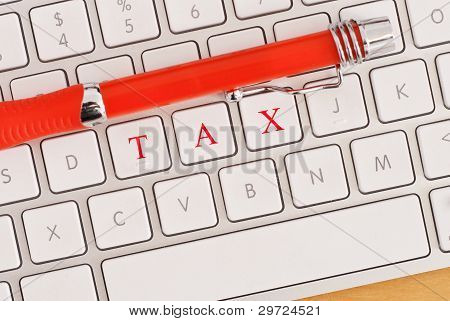 Steuer im Klartext auf Tastatur
