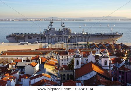 LISSABON - JAN. 21: Efter en 10 måneder i den Persiske Golf, USS Bataan (Venstrestyret 5) er forankret i en Lissabon po
