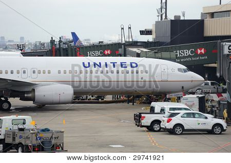NEWARK, NJ - Ekim 5: United Airlines uçak Havaalanı 5 Ekim 2011 tarihinde Newark, New Jersey. Birleştirmek