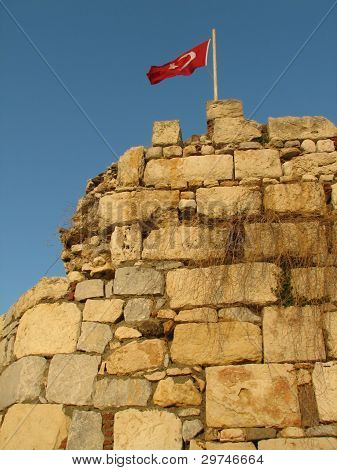 Drapeau sur l'ancienne forteresse