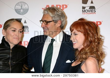 LOS ANGELES - FEB 6: Sharon Stone, Michael Nouri, Kathy Griffin kommt bei der AARP 11th Annual M