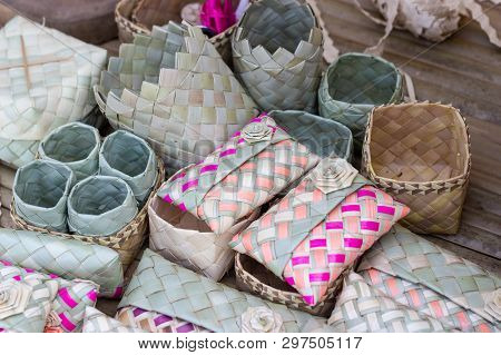 Thai Wicker - Bamboo Craft Handmade Thailand - The Villagers Took Bamboo Strips To Weave Into Differ