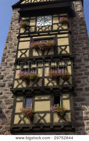 Francia, la pequeña aldea de Riquewihr en Alsacia