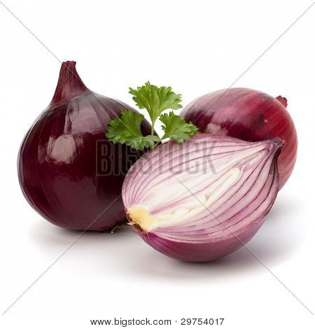 in Scheiben geschnitten rote Zwiebel und frische Petersilie-Still-Leben isoliert auf weißem Hintergrund