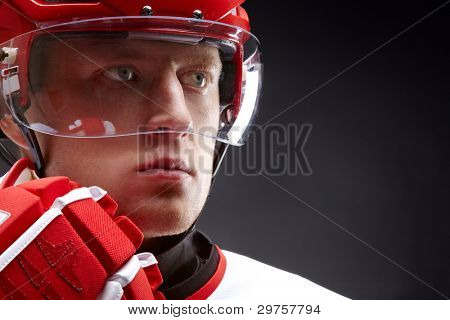 Portret van een hockeyspeler tegen zwart backround