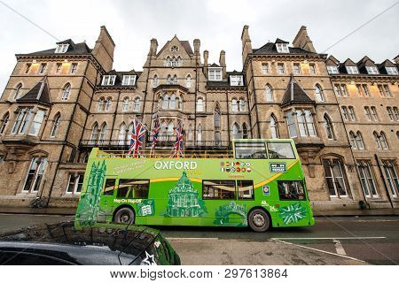Oxford, United Kingdom - Mar 4, 2017: Oxford Sightseeing Bus In Front Of Macdonald Randolph Hotel In