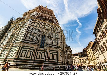 Florence, Italy - 2019. Tourists At The Cathedral Of Santa Maria Del Fiore And The Baptistery Of St.