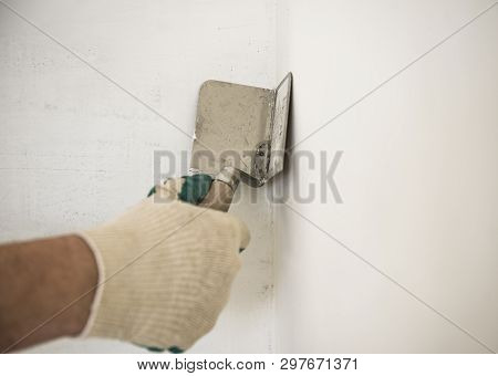Repair Of The Apartment, Putty Walls, Hard Professional Work