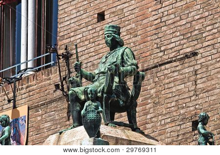 Pronssinen patsas. Kaupungintalo. Ferrara. Emilia-Romagna. Italia.
