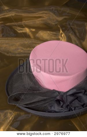 Rosa und schwarz Damen Hut auf goldenem Hintergrund
