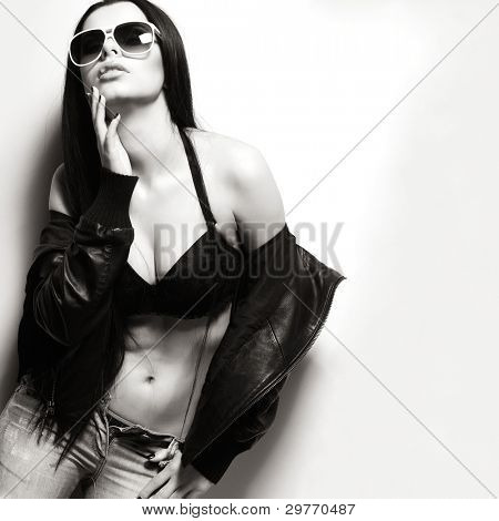 Fotografie sexuální krasavicí v džínách, stojící nedaleko walll je v módní styl, kouzlo