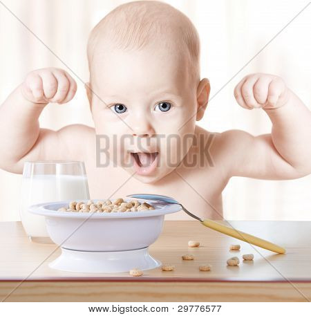 Happy Baby måltid: Korn og mælk. Koncept: Sund mad gør barnet stærke og sundhed