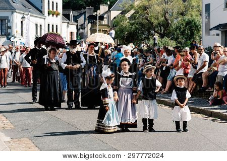 Pont-aven, France - August 5, 2018: Festival Of Gorse Flowers, A Traditional Parade With Celtic Circ