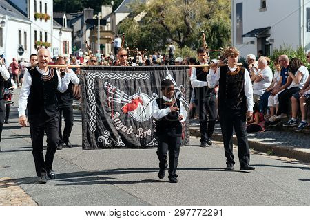 Pont-aven, France - August 5, 2018: Festival Of Gorse Flowers, A Traditional Parade With Celtic Circ