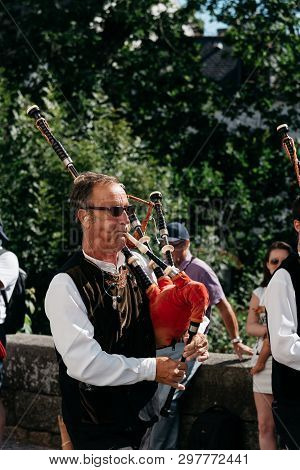 Pont-aven, France - August 5, 2018: Festival Of Gorse Flowers, A Traditional Parade With Celtic Circ
