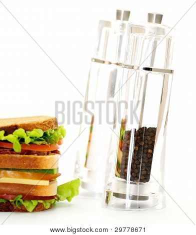 Klassisk BLT Club Sandwich med Saltcellar og pepperbox