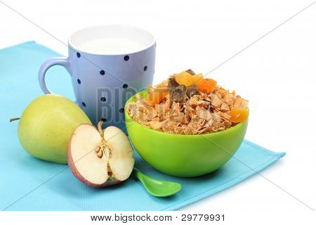 leckere Cornflakes in grüner Schale, Äpfel und Glas Milch, isoliert auf weiss
