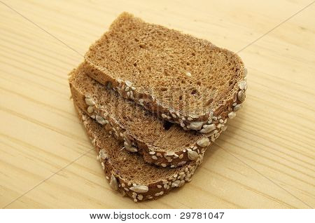 drei Scheiben Roggenbrot
