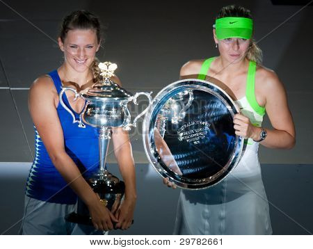 MELBOURNE - 28 januar: Victoria Azarenka (L) i Belarus i hendes mesterskabet sejr over Maria Sharapov