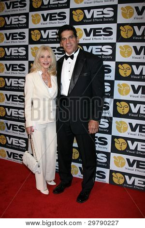 Los Angeles feb 7: Carla & Lou Ferrigno kommt bei den 10th annual visuelle Effekte Gesellschaft Awards 
