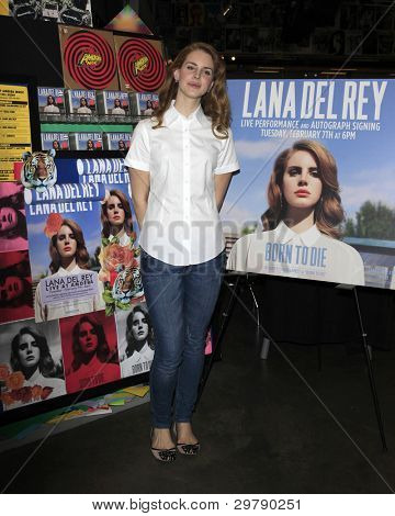 LOS ANGELES - 7 helmikuu: Lana Del Rey suorituskyvyn ja CD allekirjoittaa hänen albumi 'Syntynyt kuolla' am