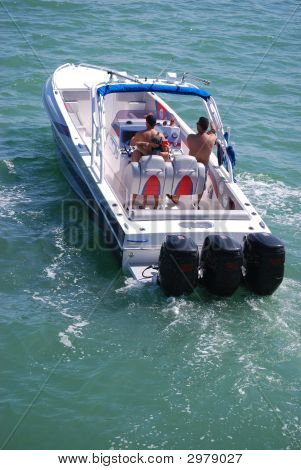 Barca con tre motori fuoribordo