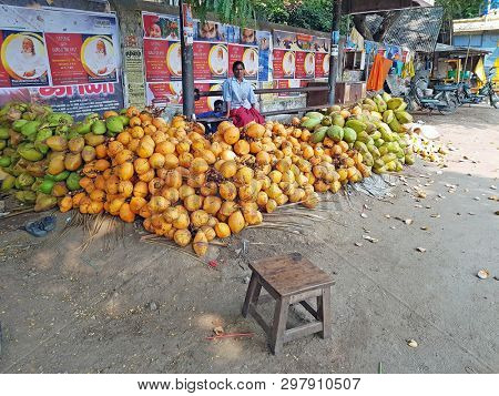 Tiruvanamalai, India - 19 december 2019: Coconut seller in the streets from Tiruvanamalai in India
