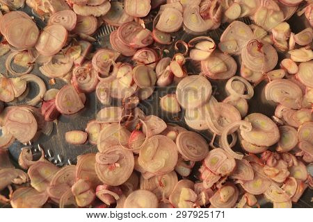Drying Of Sliced Onion (allium Cepa Var. Aggregatum) For Using As Ingredient In Cooking - Food Ingre