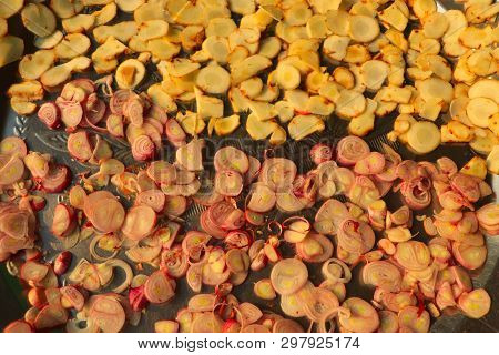 Drying Of Sliced Galangal (alpinia Galanga) And Sliced Onion (allium Cepa Var. Aggregatum) For Using